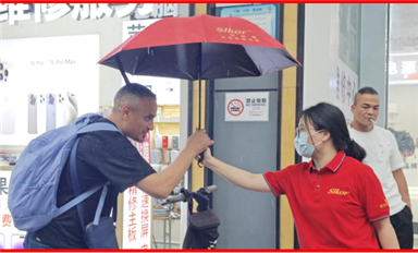 公益活动| 萨科微华强北雨中送伞，共同撑起一片天